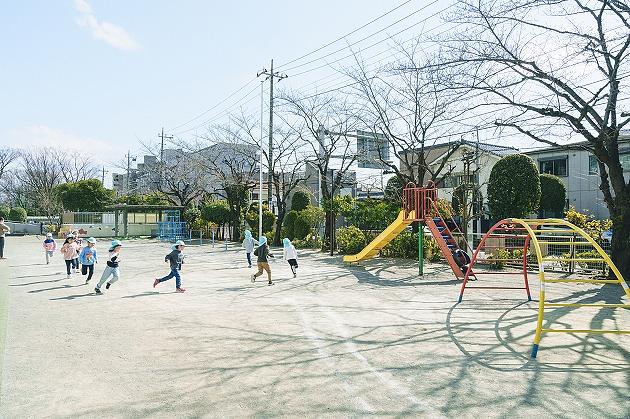 日当たりのいい、広い園庭