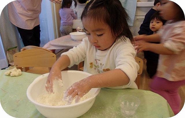 小麦粉ねんど遊び