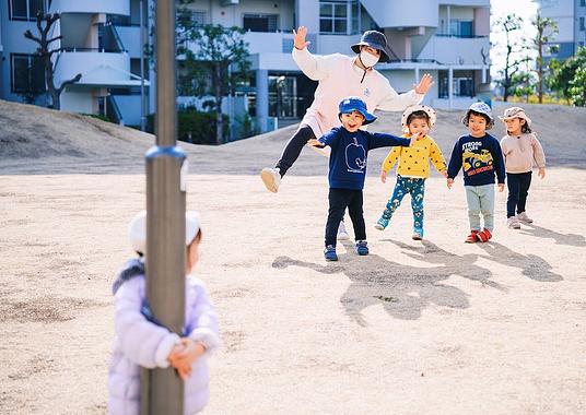 すぐお隣に広い公園があります