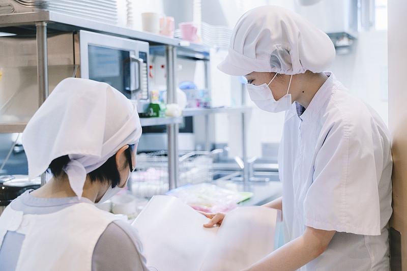 給食は園内で専門スタッフが調理しています。
