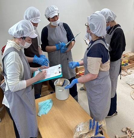 給食スタッフも一緒にみそ作り体験